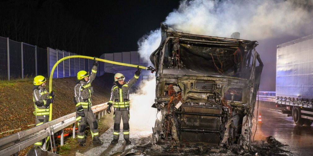 Drama-auf-der-A49-LKW-steht-pl-tzlich-in-Vollbrand