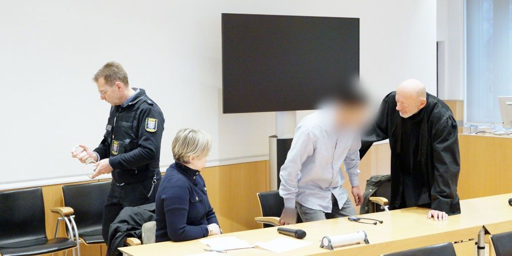 Video: Lebenslänglich wegen Mord an 23-Jähriger - Messerstecher (27) verurteilt