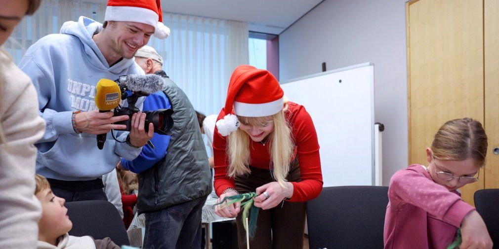 Video: Kleine Helfer und Unruhestifter: So sehen die Feiertage mit Wichtel aus