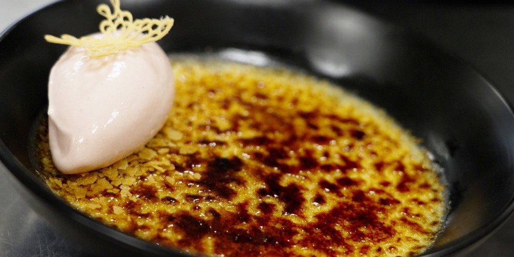 Video: Dessert-Klassiker neu gedacht: Crème brûlée mit Rharbarbersorbet  