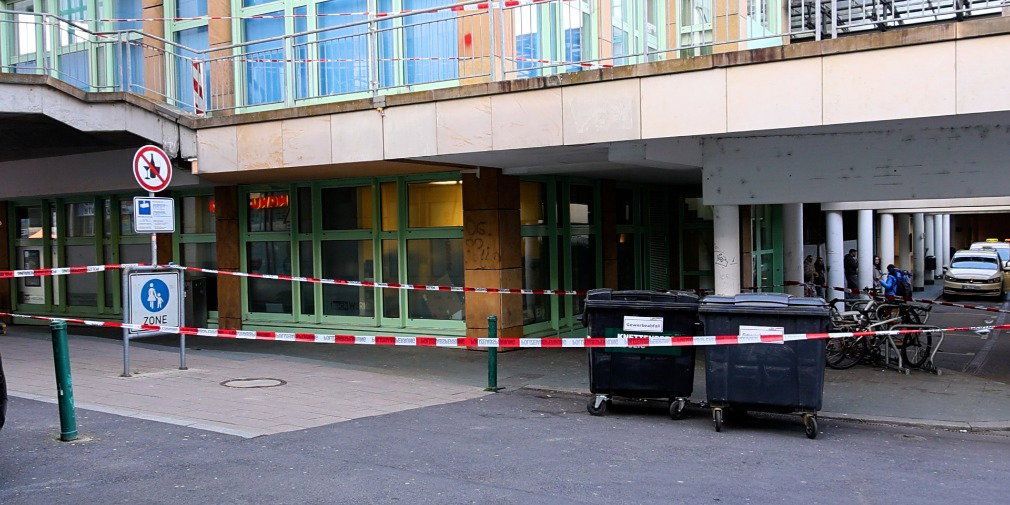 Video: Haftbefehl wegen versuchten Mords! Mann von Brüstung gestoßen