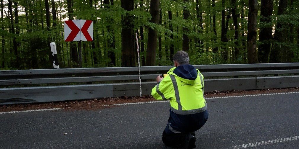 Video: Tragischer Motorradunfall: Fahrer (22) aus Frankfurt stirbt noch an Unfallstelle