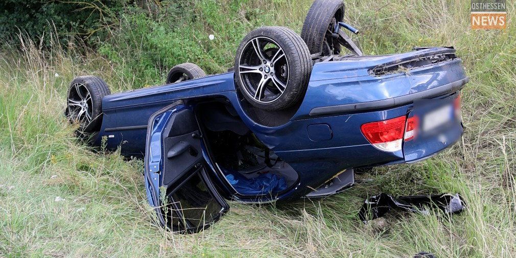 Video: Auto überschlägt sich und fliegt in Graben! Insassen hatten sehr viel Glück