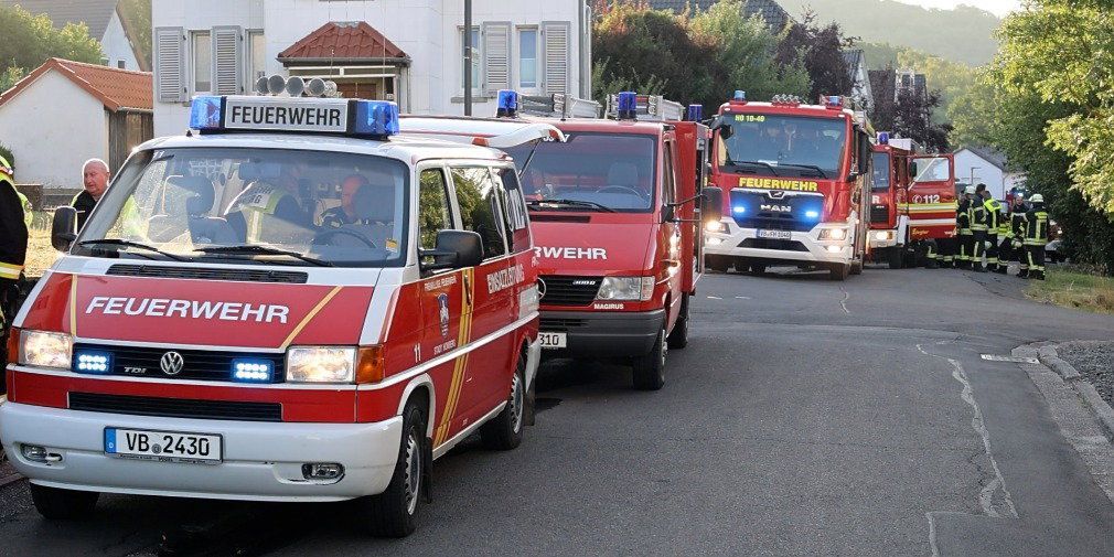 Apartment Fire in the Morning: Two People Rescued by Emergency Services