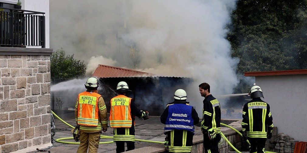 Video: Dichte Rauchwolken aus Gartenhütte: Feuerwehr rückt in Engelhelms aus