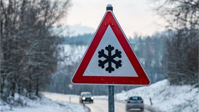 Verkehrsschild mit Schneeflocke: Wissen Sie wirklich, was es bedeutet?