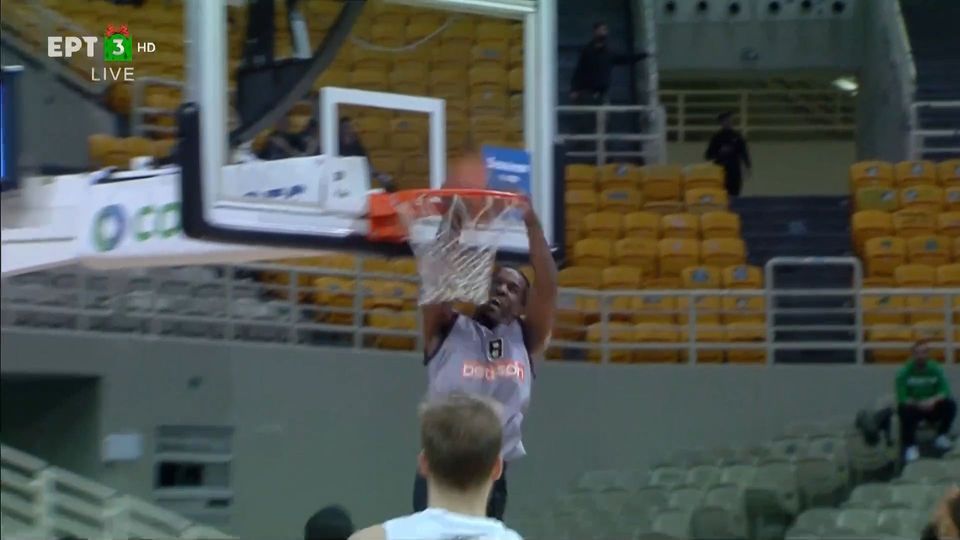 Το alley oop κάρφωμα στον αιφνιδιασμό από τον ΜακΓκριφ