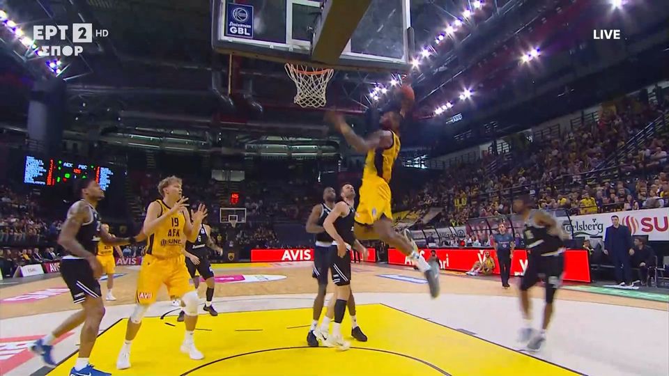 Τρομερό κάρφωμα του Σίλβα (VID)