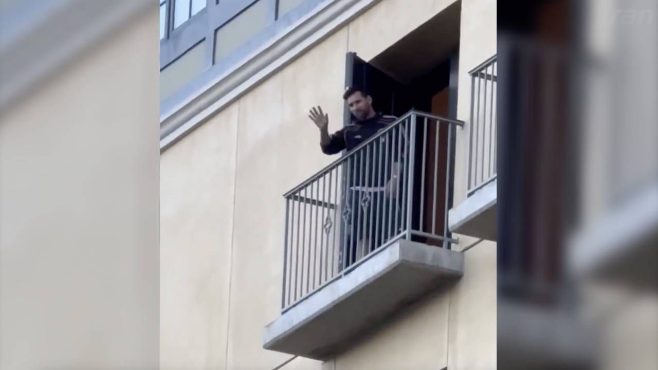 “Der neue Papst?”: Fans feiern Messi auf Hotel-Balkon