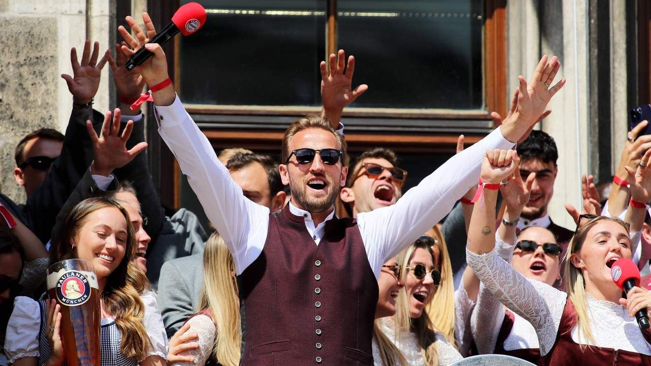 FC Bayern: Kane wie nie! Mikro geschnappt – Party-Modus an
