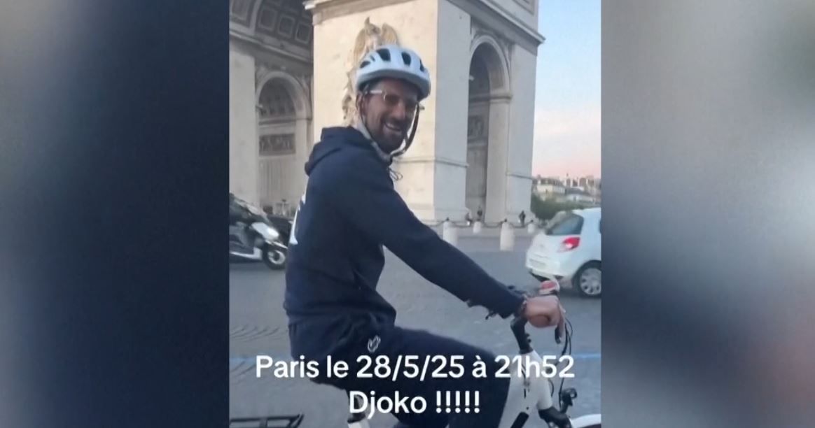 Novak Djokovic cycles through Paris - and doesn't go unnoticed