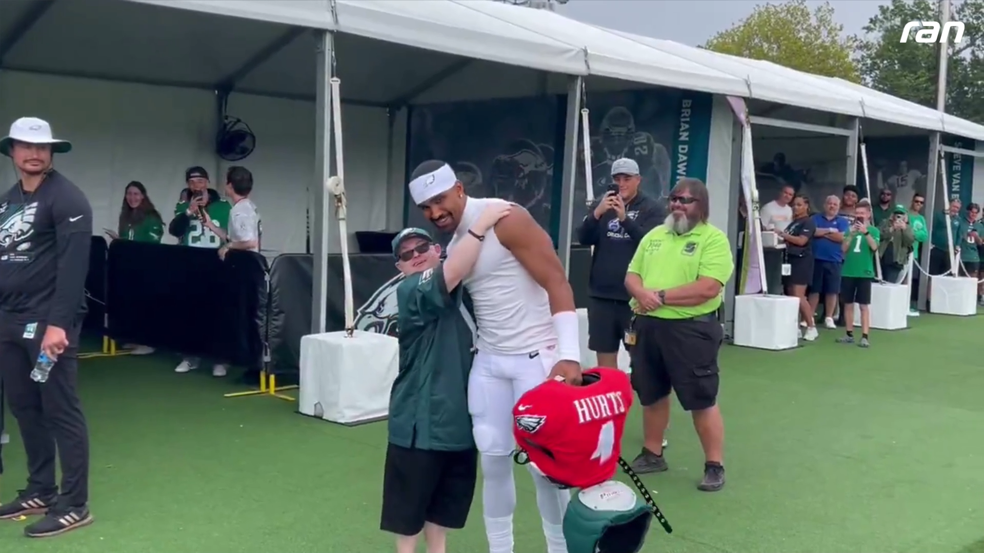 NFL: Jalen Hurts trifft Jungen mit Down-Syndrom