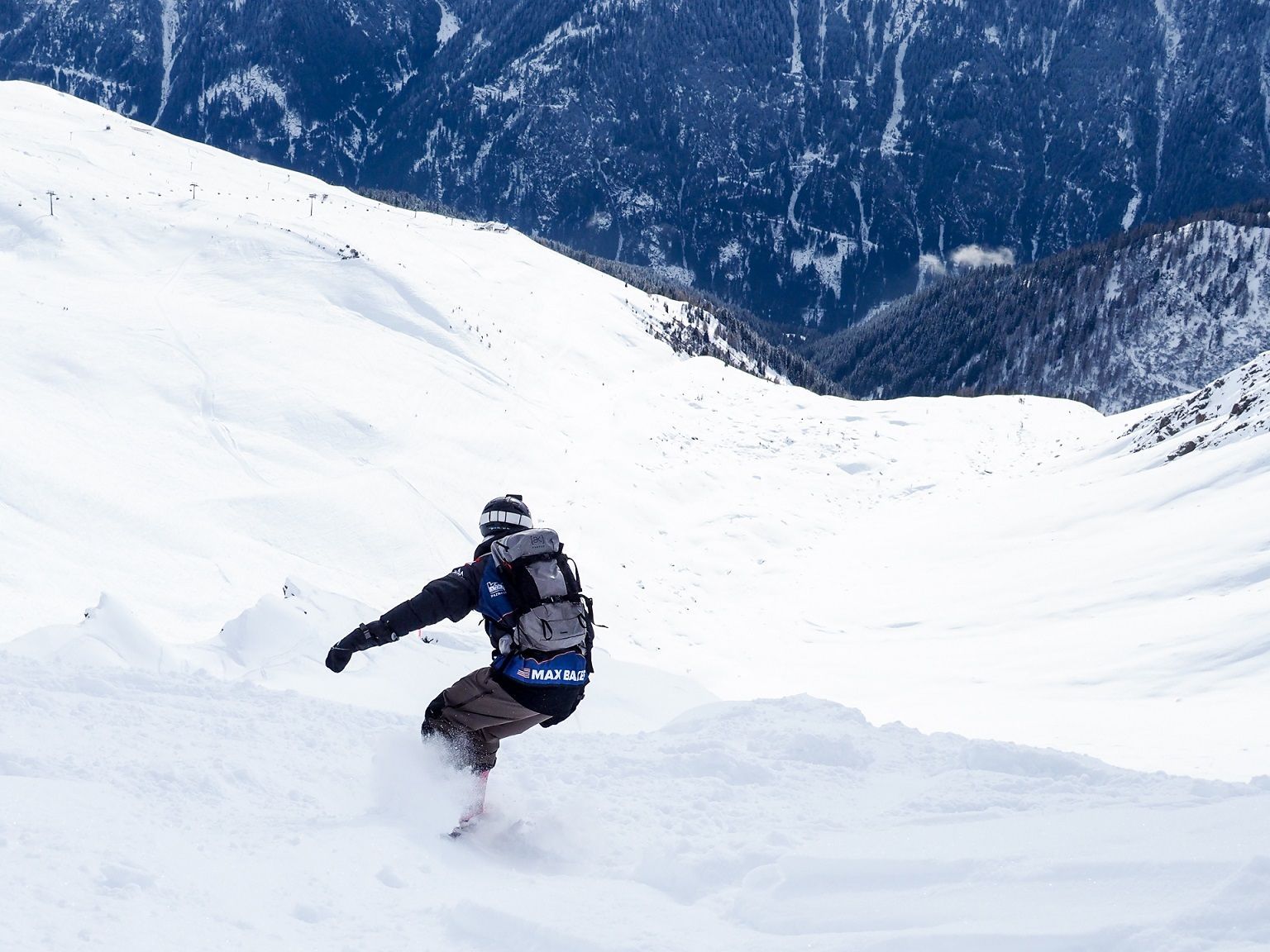 Young freeriders from 14 countries from around the world conquer the spring peak
