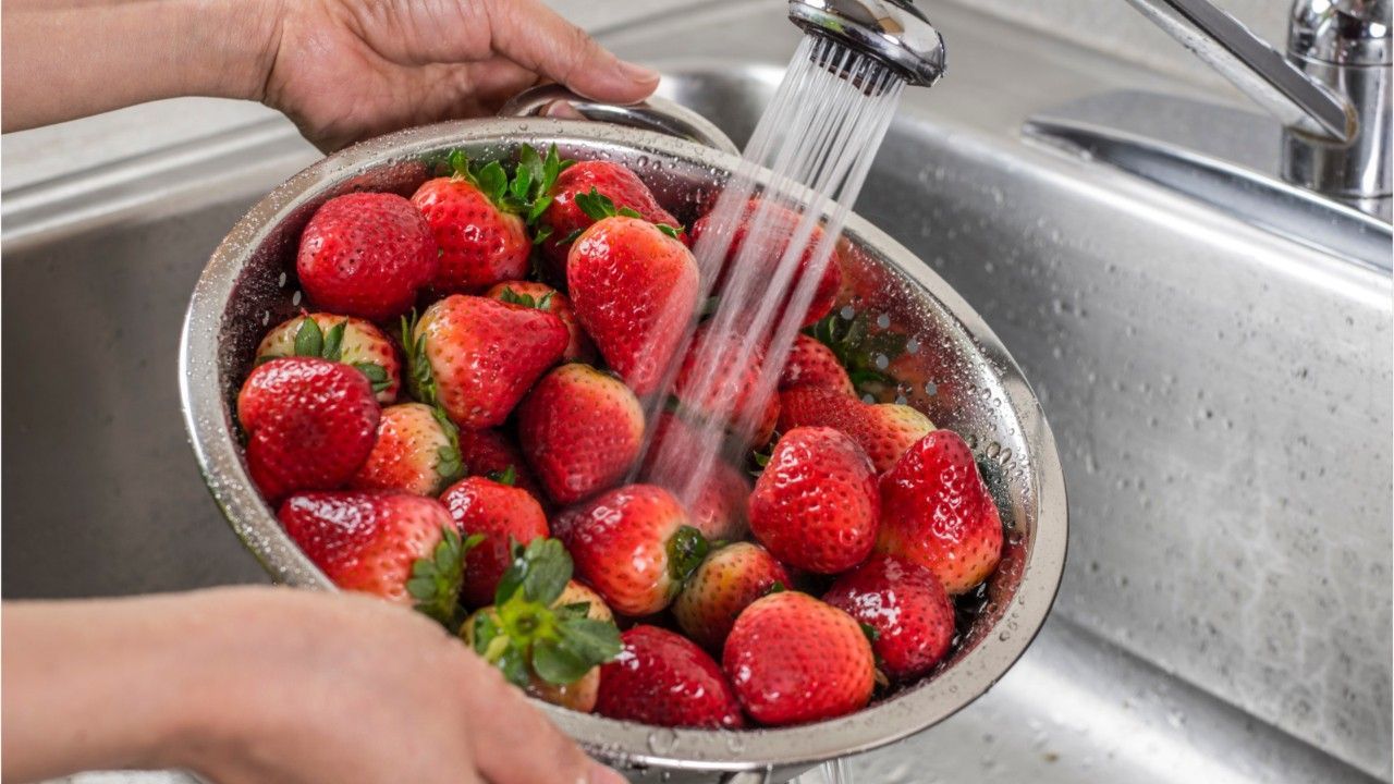 Darum sollten Sie Erdbeeren nicht unter fließendem Wasser waschen