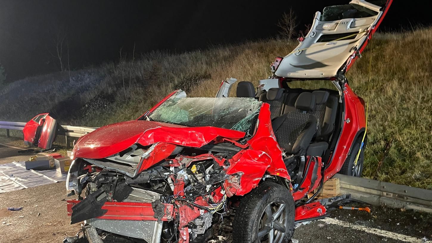 Frontalkollision im Landkreis Bayreuth: Person eingeklemmt
