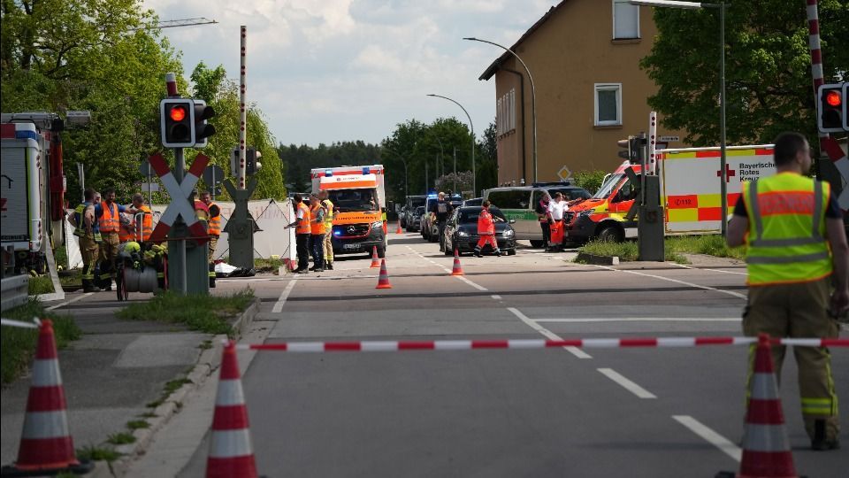 Tödlicher Unfall in der Oberpfalz: Auto wird von Zug erfasst – Bahnstrecke gesperrt