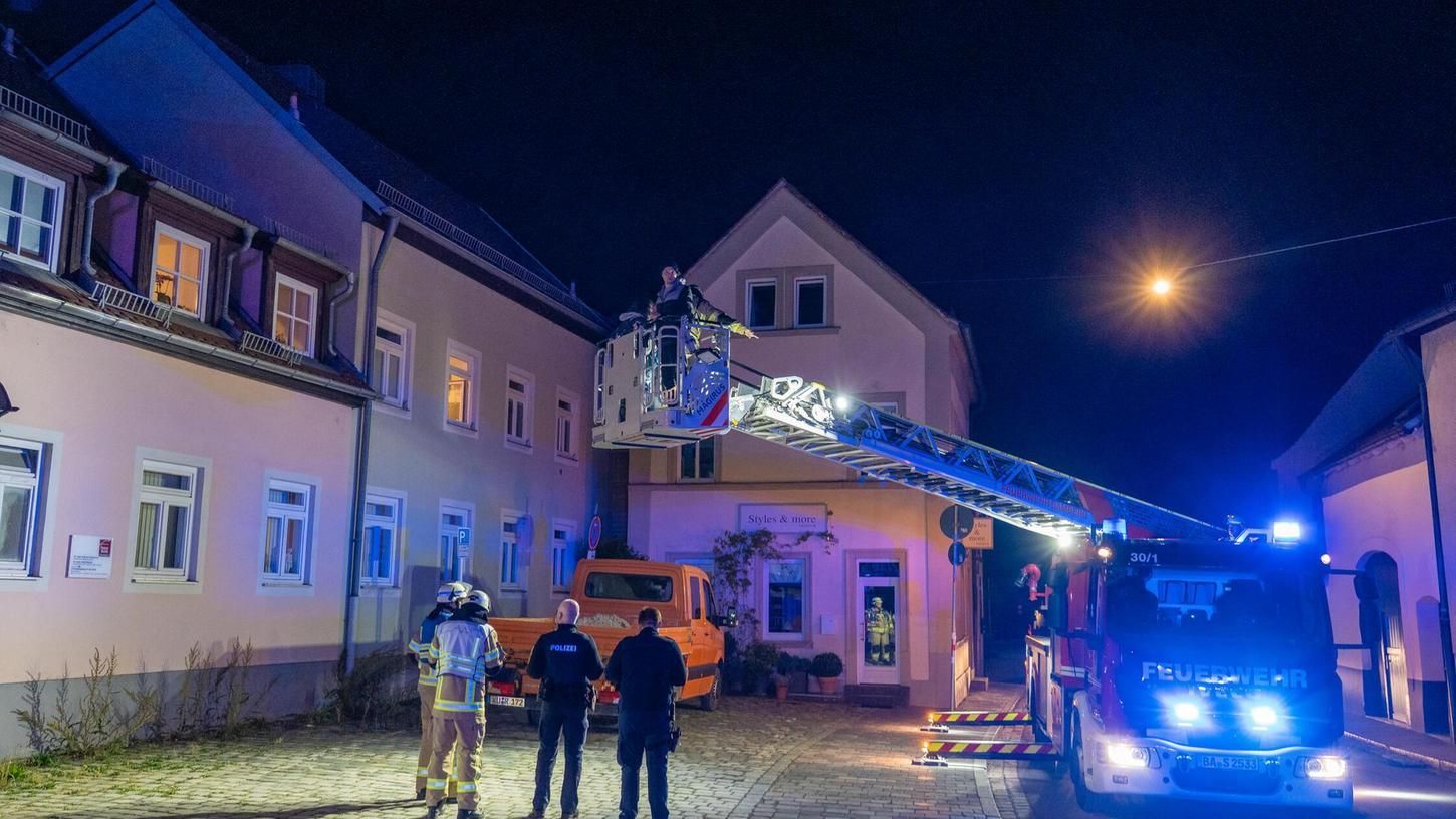 E-Bike-Akku fängt Feuer: Feuerwehr Bamberg rettet sechs Menschen aus Dachgeschoss