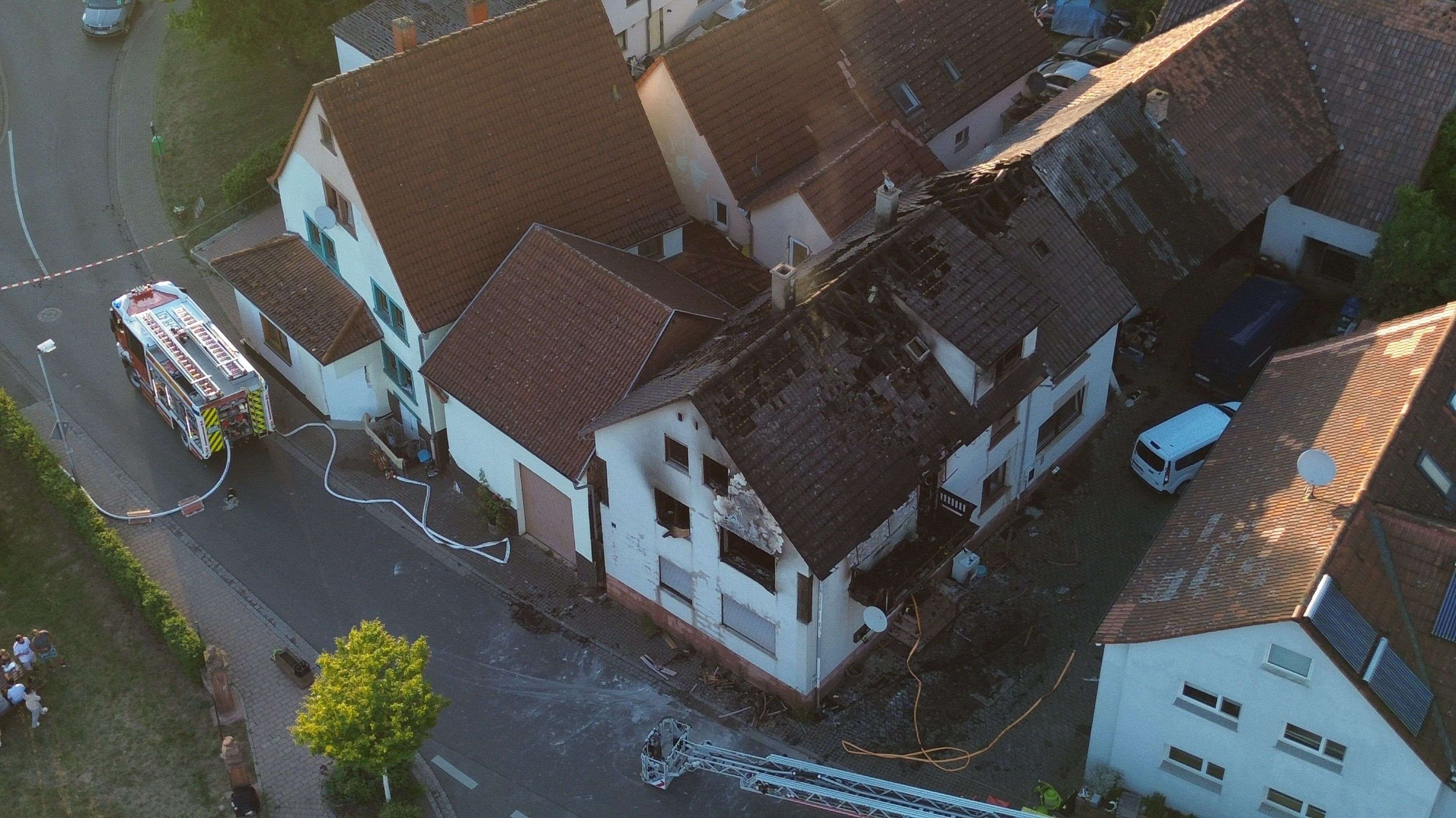 Video: Großeinsatz bei Brand in Mehrfamilienhaus in Franken - tote Person aufgefunden