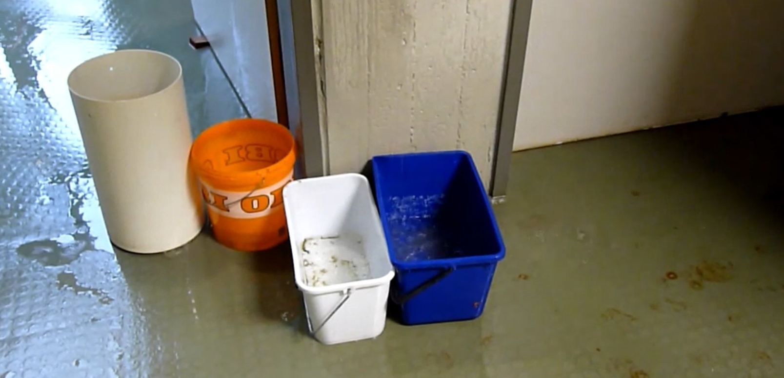 Video: Durch die Decke: Im Hörsaal in Erlangen regnet es rein