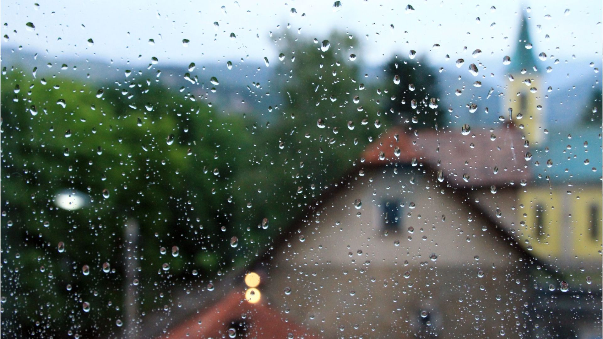 Video: Bayern startet mit Regen in die Sommerferien