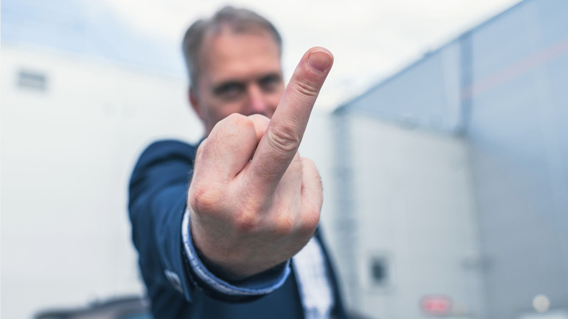 Video: Darf mein Chef mir den Mittelfinger zeigen?