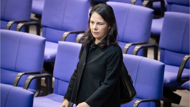 Baerbock verabschiedet sich aus Bundestag – ein Detail sorgt für Stirnrunzeln