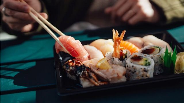 „All you can eat“-Gäste essen nur Sushi-Beläge und lassen Reis übrig – Wirt greift ein