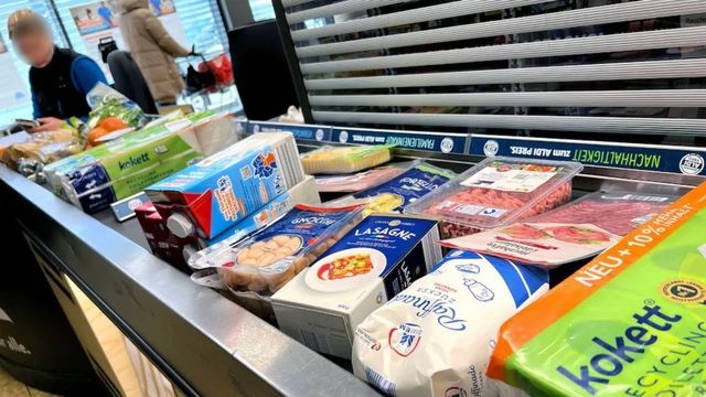 Dreifache Mutter ist ihren Job als Kassiererin los, nachdem sie Chef über positiven Schwangerschaftstest informiert hatte