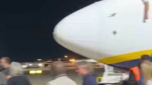 Passagier-Mob stürmt Vorfeld und blockiert Ryanair-Maschine