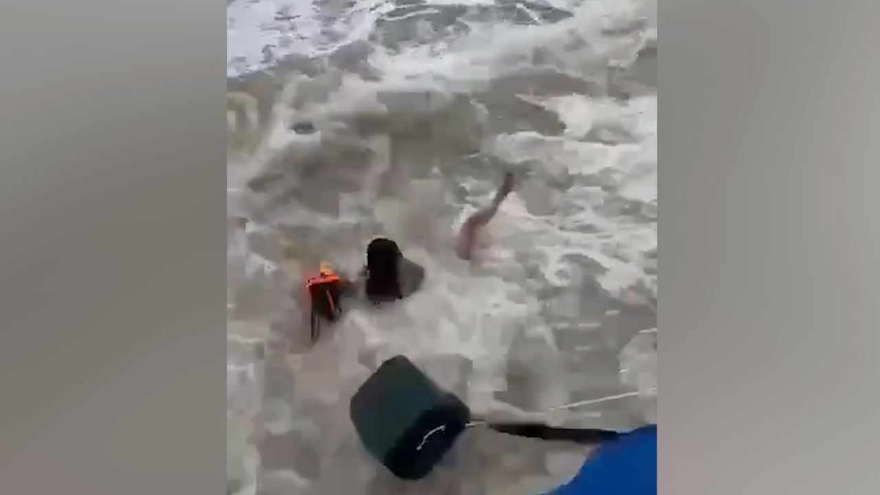 Von Wellen mitgerissen: 14-Jährige kämpft vor thailändischer Küste ums Überleben