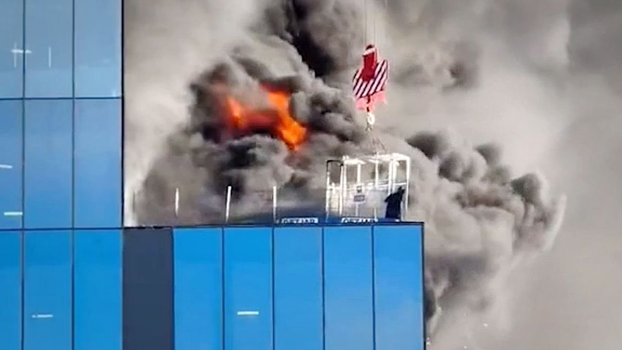 Dramatische Rettungsaktion: Bauarbeiter auf brennendem Hochhaus gefangen