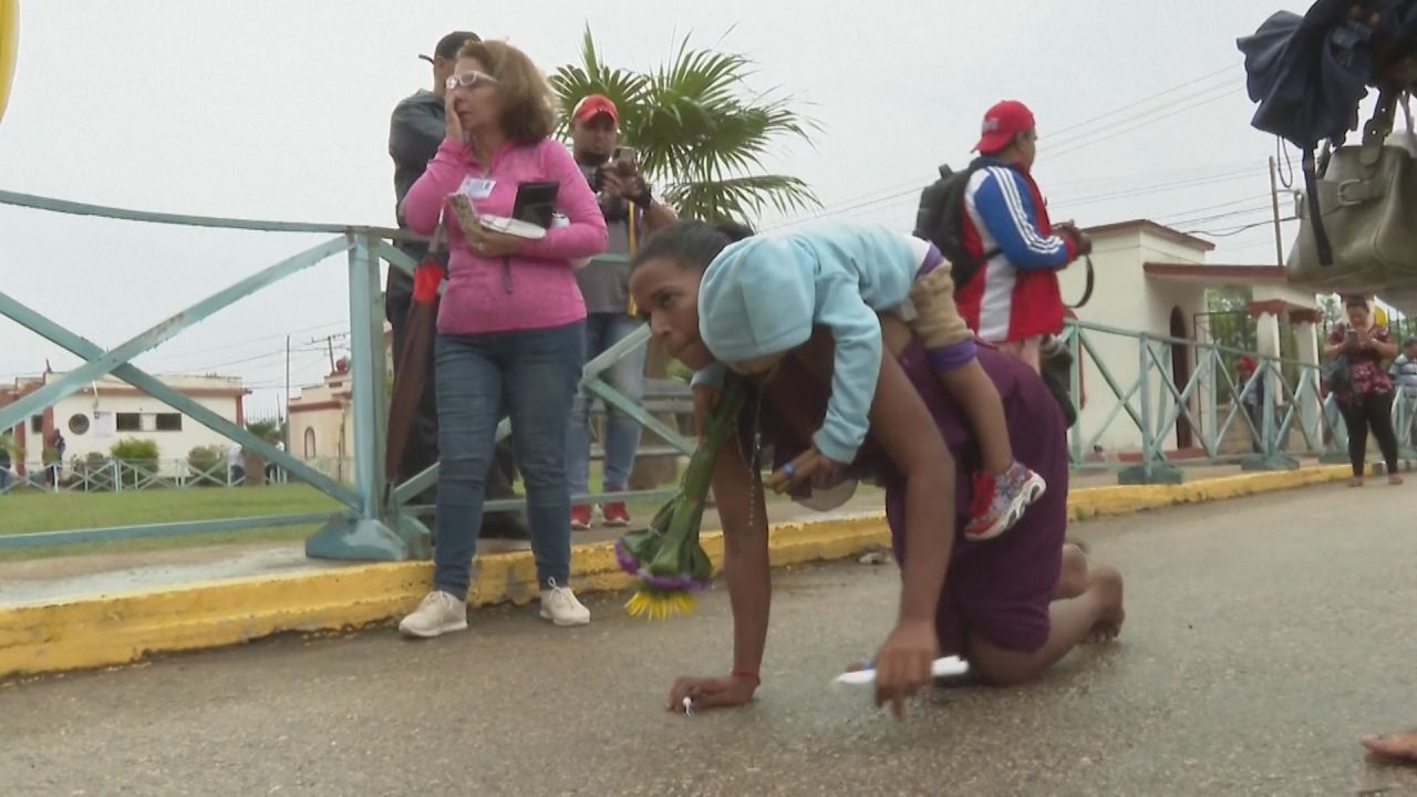Kubanische Wallfahrt: Tausende Pilger gehen auf Knien für Gesundheit und Segen