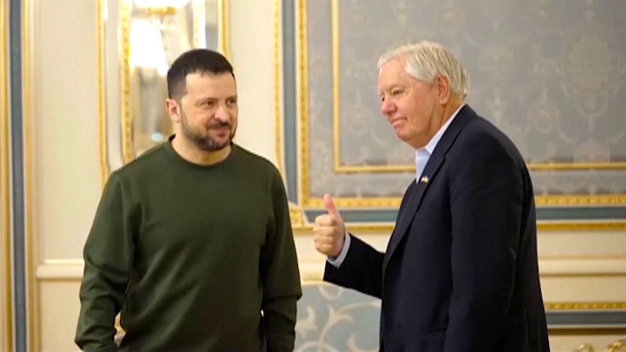 Warten auf Hilfspaket: US-Senator Graham von Selenskyj in Kiew empfangen