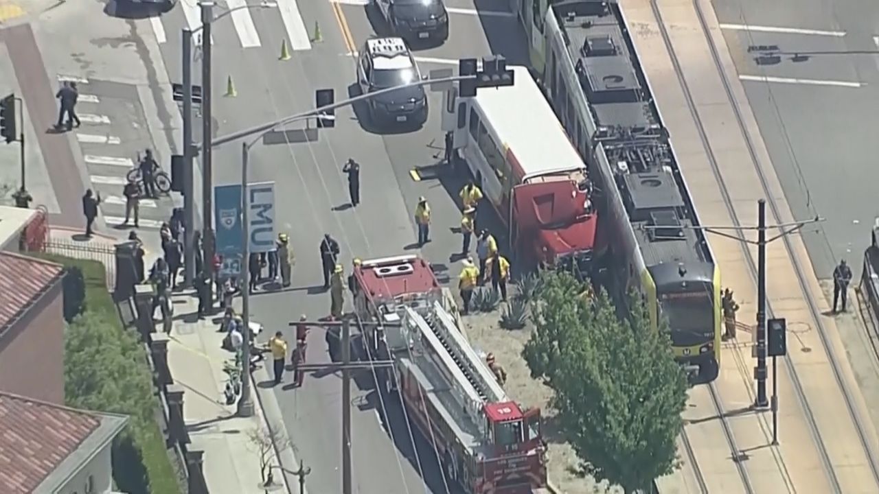 Bus kollidiert mit Straßenbahn: Mindestens 55 Verletzte in Los Angeles
