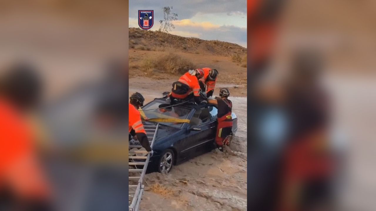 Sintflutartige Regenfälle in Murcia: Spanische Feuerwehr rettet Autofahrer aus Fluten