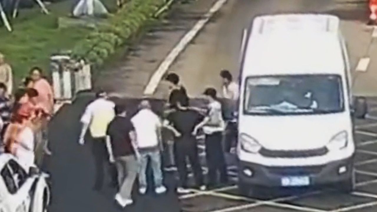 Polizisten fassungslos: 33 Personen steigen aus Transporter aus