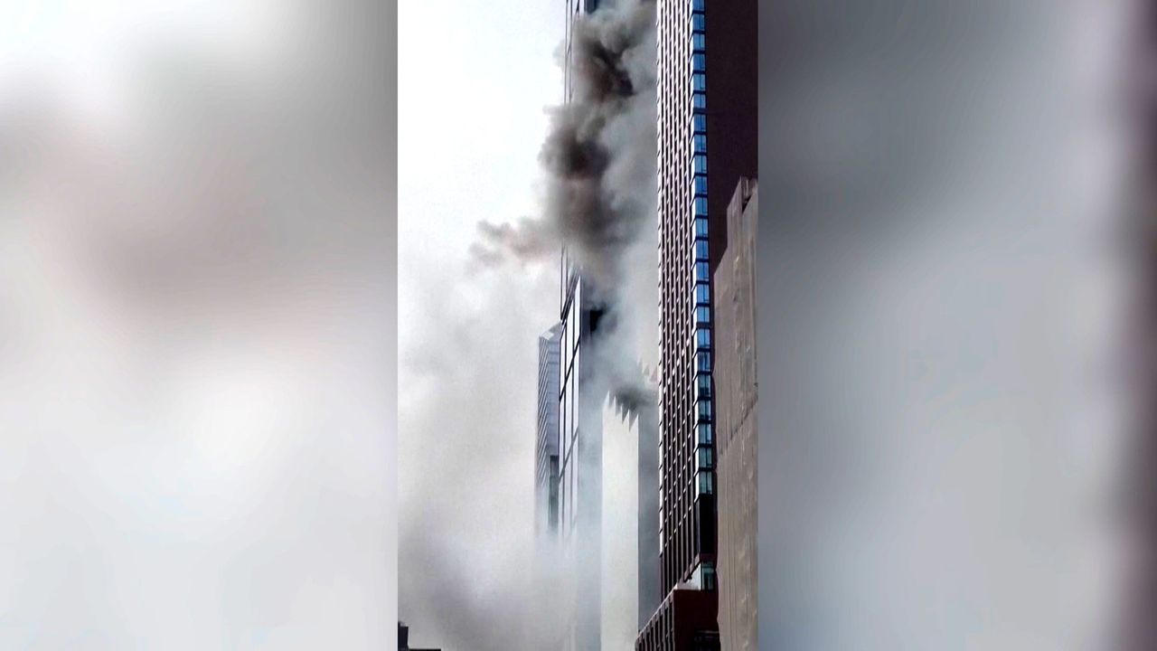 Brand in Luxus-Hochhaus in Manhattan: Dunkle Rauchschwaden über New York
