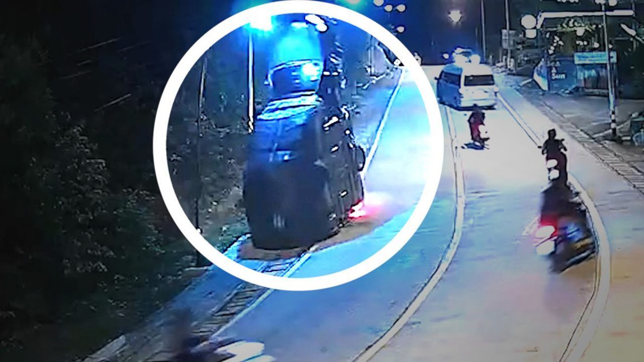Eindeutig überladen: Pick-up legt Rückwärtssalto am Berg hin