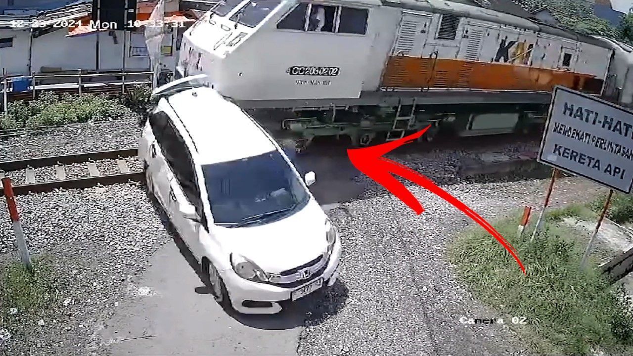 Keine Schranke: Familie fährt auf Bahnübergang – dann kommt ein Zug
