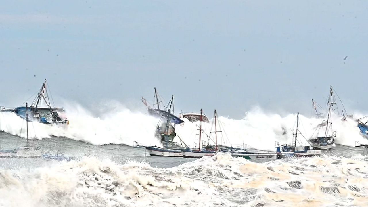 Wie ein Tsunami: Riesige Wellen zerstören Boote in Peru und Ecuador