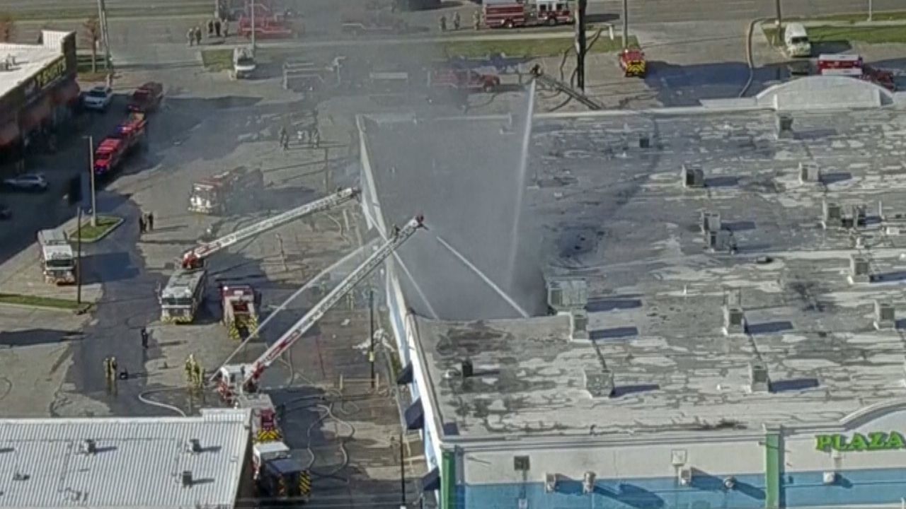 Feuer-in-Einkaufszentrum-in-Texas-fast-600-Tiere-sterben-bei-Brand-Video