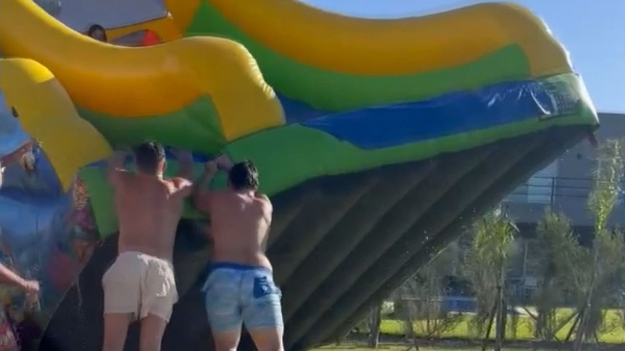 Spielball des Windes: Aufblasbare Pool-Rutsche macht sich davon