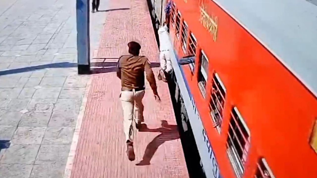 Von fahrendem Zug mitgeschleift: Polizist rettet Passagier das Leben