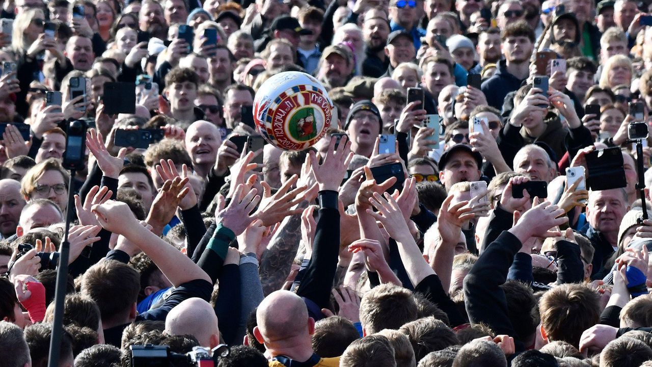 Seltsamstes Fußballspiel der Welt: „Royal Shrovetide Football“ in England