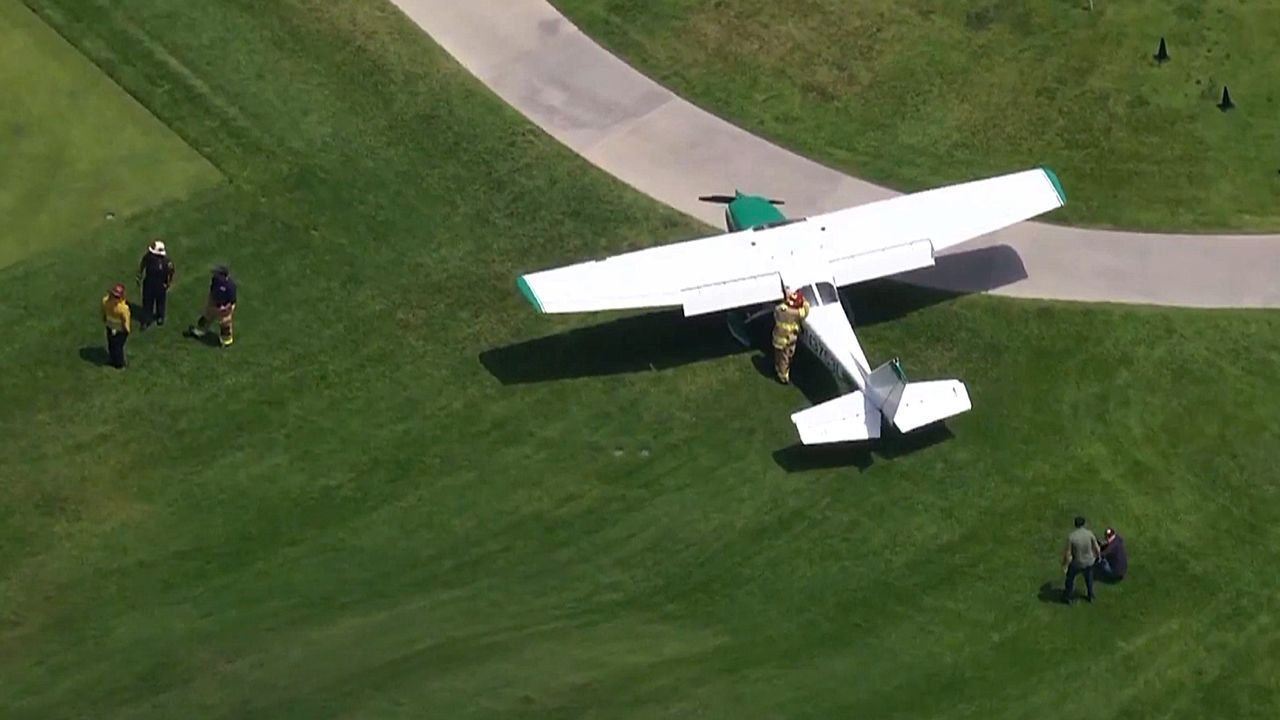 Video: Golfer staunen: Flugzeug muss auf Golfplatz in Kalifornien notlanden