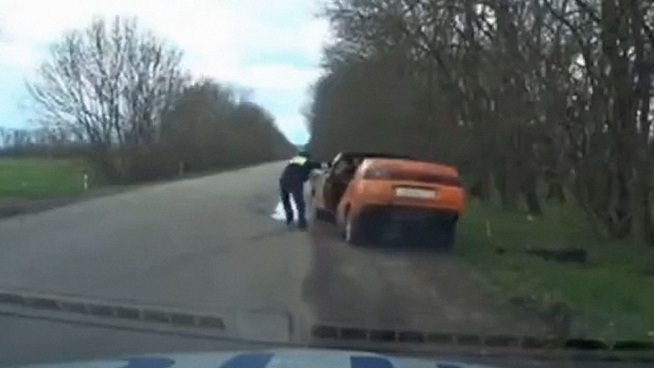 Bizarre Flucht: Auto spaltet sich in zwei Hälften – Polizei staunt