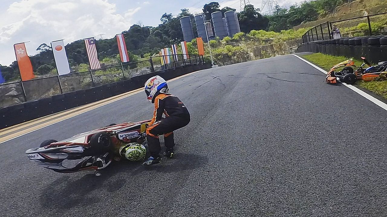 Video: Junger Kartfahrer stürzt – Konkurrenten reagieren unglaublich