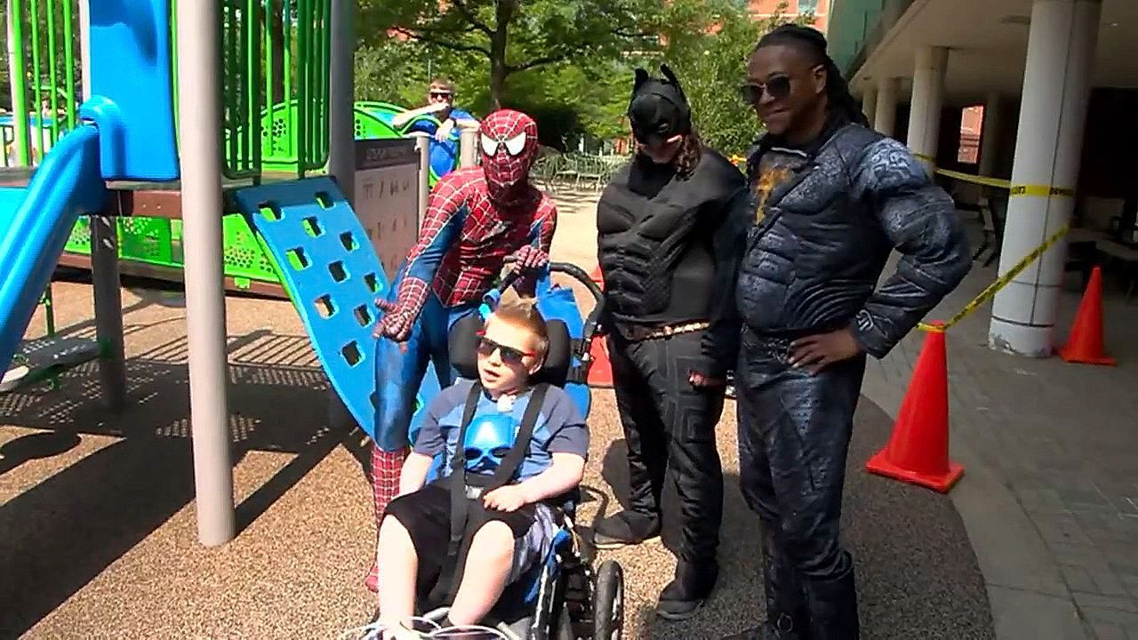 Abgeseilt: Fensterputzende Superhelden besuchen Kinderklinik in Akron