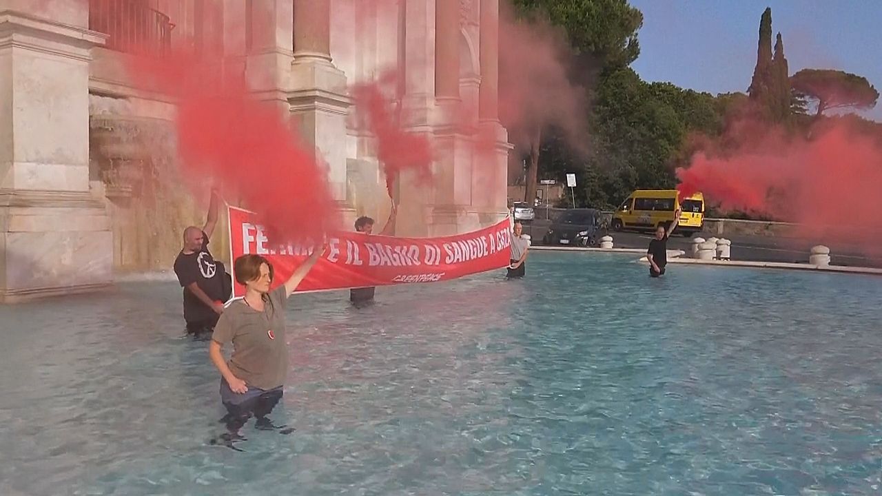 „Blutbad in Gaza“: Greenpeace-Aktivisten protestieren im Brunnen