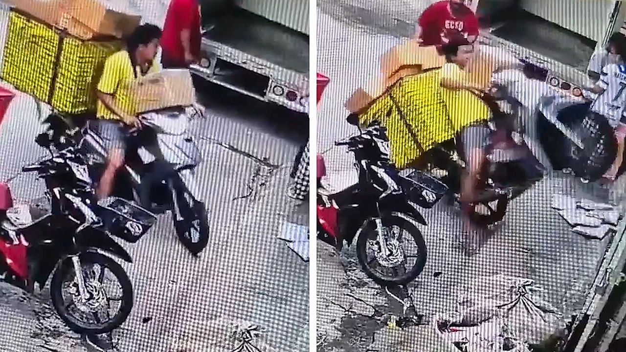 -berladener-Motorroller-Lieferfahrer-wird-Opfer-der-Schwerkraft